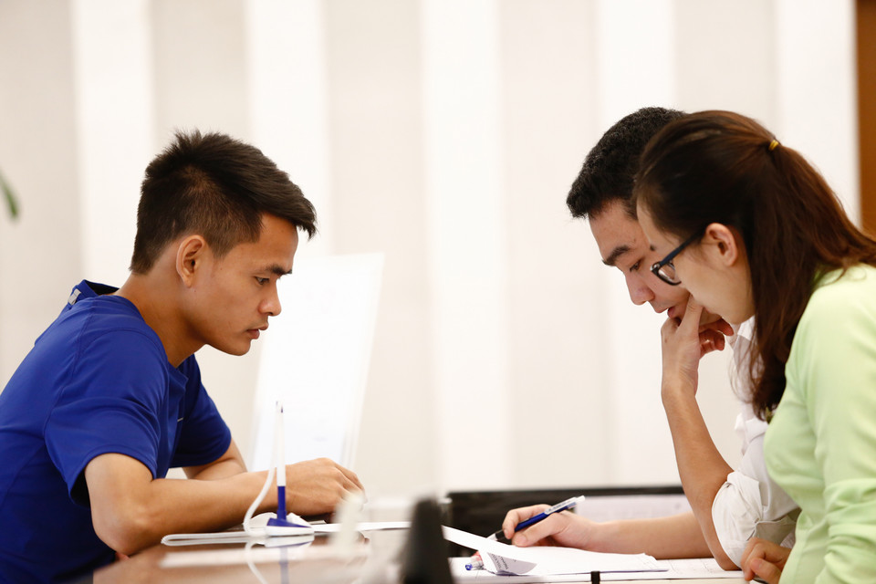 Góc chụp này không nhìn được hết gương mặt Hoàng Đình Tùng. Nhưng tiền đạo sát thủ này rõ ràng có vẻ ngoài khá điển trai. (Ảnh: Minh Chiến/Vietnam+)