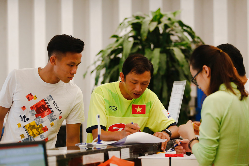 Quế Ngọc Hải (trái) diện chiếc áo có họa tiết trẻ trung. Cựu đội trưởng U23 Việt Nam là người có rất nhiều fan nữ hâm mộ. (Ảnh: Minh Chiến/Vietnam+)