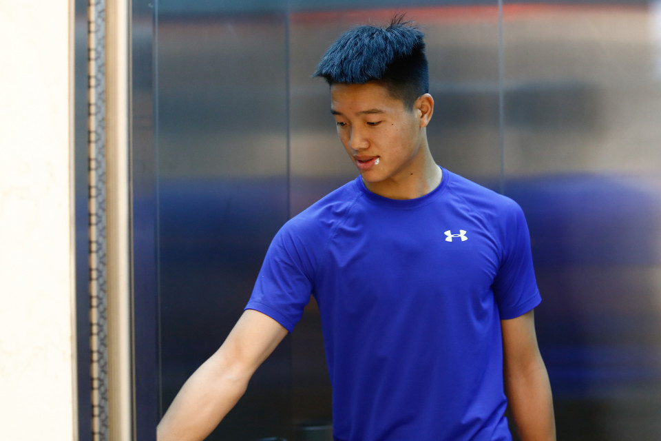 Ngược lại các đồng đội, với vết thương ở môi, thủ thành Phí Minh Long có vẻ kém duyên so với phần còn lại của đội tuyển. (Ảnh: Minh Chiến/Vietnam+)