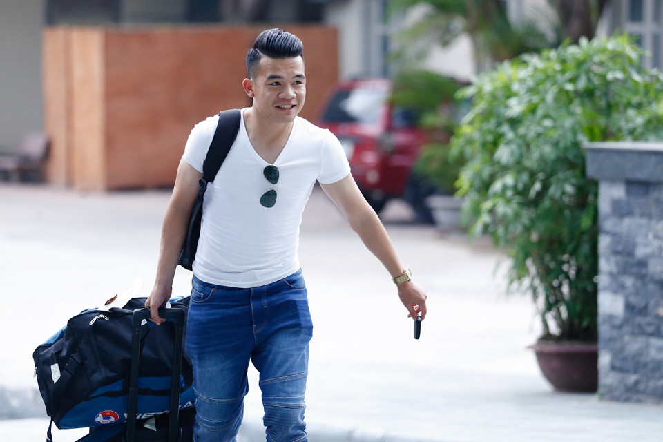 Cùng với Văn Quyết, Hoàng Thịnh cũng chải chuốt, trắng trẻo. Anh trông như đang chuẩn bị cho một chuyến đi du lịch. (Ảnh: Minh Chiến/Vietnam+)