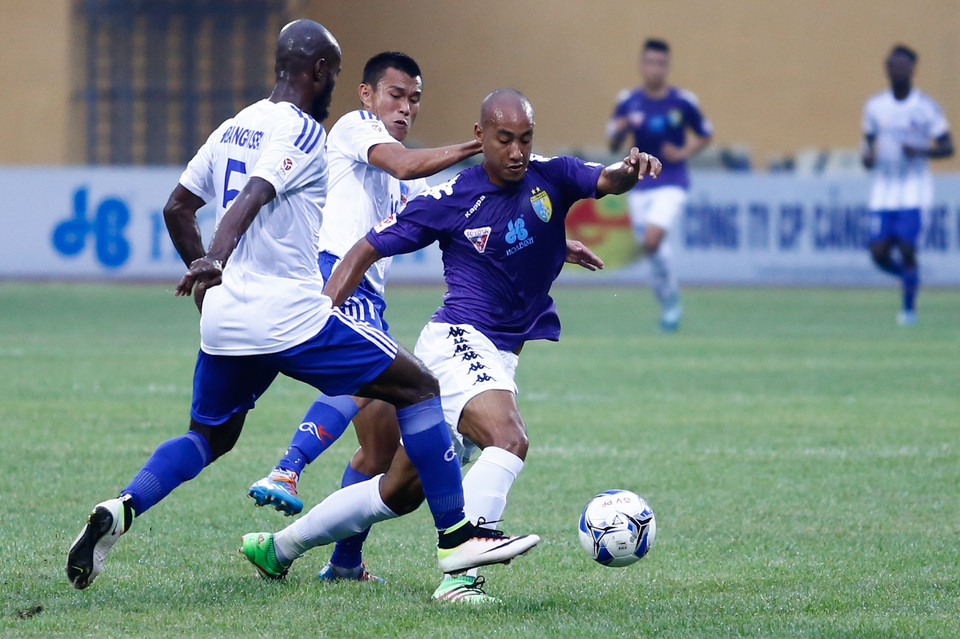 Vắng Victor, Hà Nội T&amp;T tung Loris Arnaud (áo xanh) vào sân đá tiền đạo và đẩy đội trưởng Gonzalo xuống vị trí trung vệ. (Ảnh: Minh Chiến/Vietnam+)