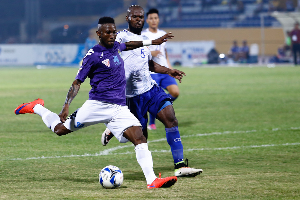 Hoàng Vũ Samson ấn định thắng lợi cho đội chủ nhà ở phút 69. Với kết quả này, Hà Nội T&amp;T đã có 16 điểm, kém vị trí thứ hai của Becamex Bình Dương 3 điểm. (Ảnh: Minh Chiến/Vietnam+)