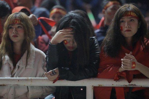 Nhiều cổ động viên đã nguôi lòng bởi không khí sôi nổi. Tuy nhiên, ở những góc nào đó, có những giọt nước mắt khó có thể ngừng rơi (Ảnh: Tá Hiển)