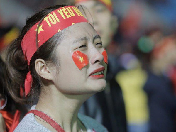 Tiếng còi kết thúc trận đấu vang lên, nhiều cổ động viên không giấu nổi cảm xúc của mình. (Ảnh: Tá Hiển)