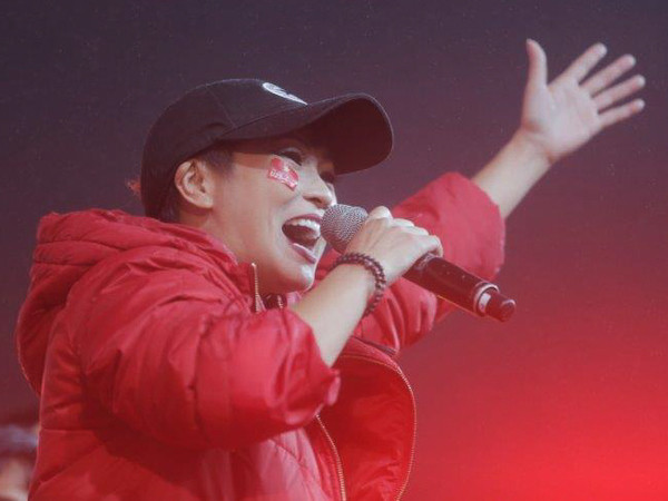 Chứng kiến những giọt nước mắt của cổ động viên, nữ ca sĩ Phương Thanh đã lấy lại không khí cho cả sân vận động bằng một bài hát sôi động. (Ảnh: Tá Hiển)