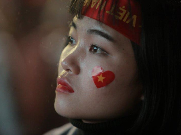 Có lẽ, người hâm mộ không khóc vì đội tuyển thua cuộc. Họ khóc vì thương và tiếc nuối cho các chàng trai U23 Việt Nam. (Ảnh: Tá Hiển)