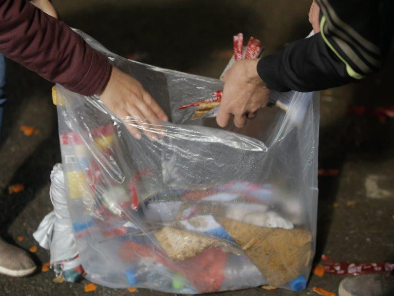 Đa phần là chai nhựa, vỏ bánh kẹo, băng rôn và hoa được người hâm mộ để lại trước khi ra về. (Ảnh: Tá Hiển)