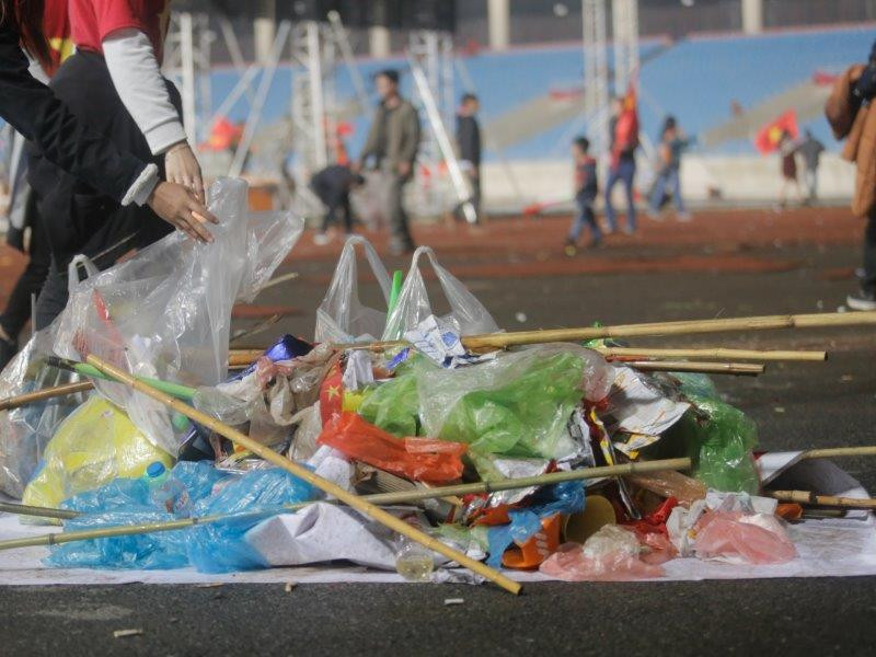 Sân vận động Mỹ Đình được phủ kín khán giả trong trận chung kết của U23 Việt Nam. Vì vậy, lượng rác được thải ra là không hề nhỏ. (Ảnh: Tá Hiển)