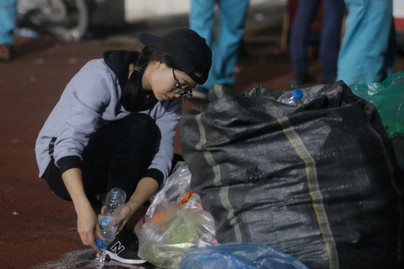 “Bọn em thấy rác nhiều quá nên nán lại thu gom bớt. Chăng ai nhờ và chẳng ai bảo ai đâu ạ”, một bạn nữ chia sẻ . (Ảnh: Tá Hiển)