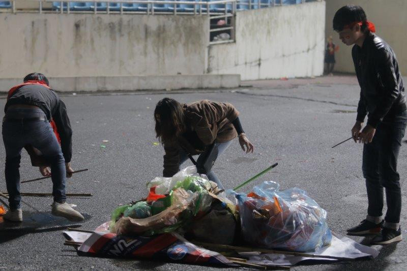 Hành động đẹp của hàng trăm bạn trẻ rất đáng nhận được lời khen ngợi. (Ảnh: Tá Hiển)