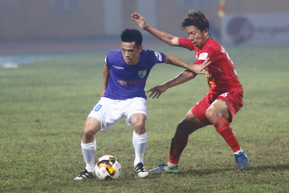 Ngoại binh Ideguchi (áo đỏ) là cầu thủ hiếm hoi chơi tốt của Hoàng Anh Gia Lai. (Ảnh: Minh Chiến/Vietnam+)