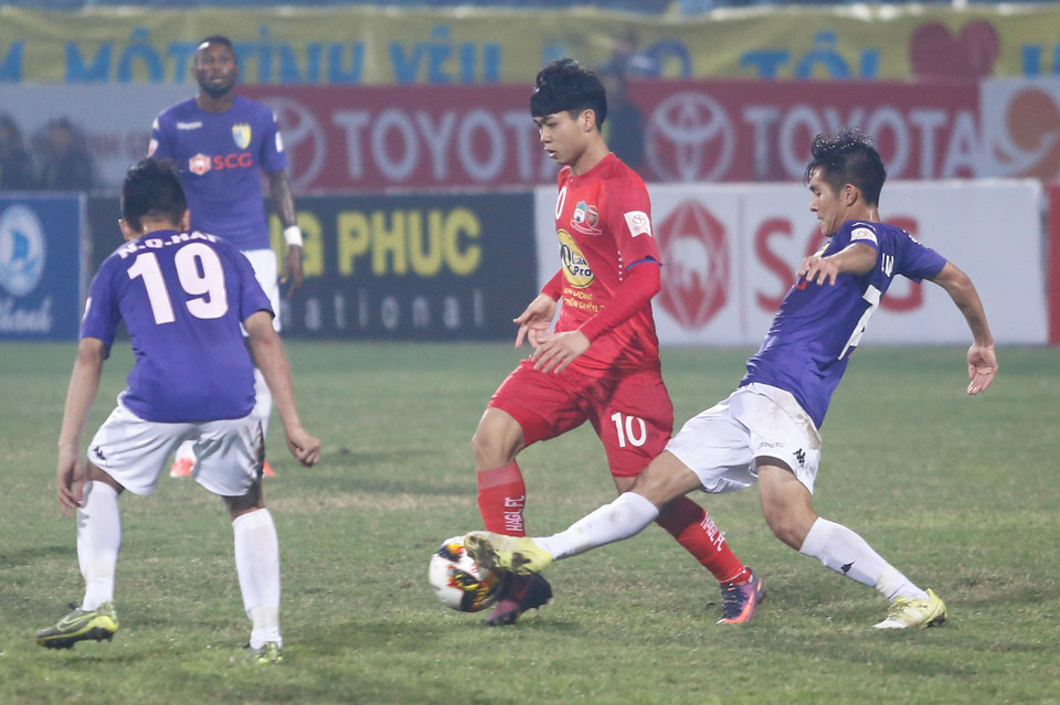 Nhưng trước hàng thủ cứng cựa của đội đương kim vô địch, Phượng liên tục để mất bóng. (Ảnh: Minh Chiến/Vietnam+)