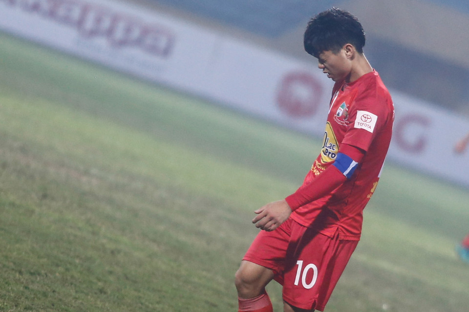 Công Phượng cúi đầu bước đi sau trận thua thứ ba liên tiếp. (Ảnh: Minh Chiến/Vietnam+)