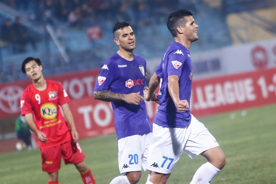 Trung vệ Alvaro Linares Silva (số 77) tiếp tục ghi bàn. Đây đã là pha lập công thứ hai của hậu vệ này sau ba trận. (Ảnh: Minh Chiến/Vietnam+)