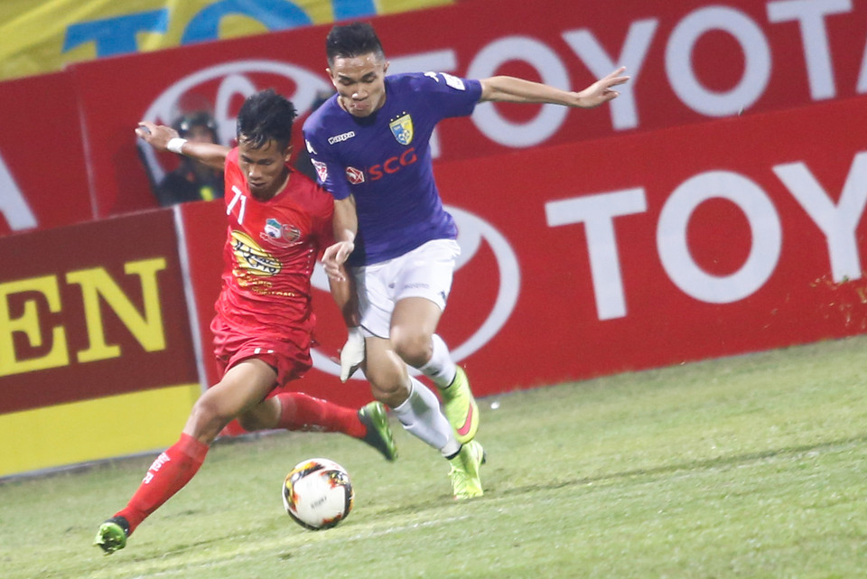 Những tuyển thủ quốc gia như Sầm Ngọc Đức (phải) cũng đẳng cấp hơn hẳn dàn cầu thủ trẻ của Hoàng Anh Gia Lai. (Ảnh: Minh Chiến/Vietnam+)