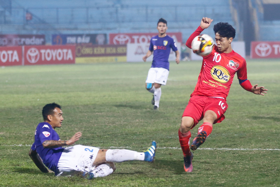 Các hậu vệ của Hà Nội FC như Đại Đồng tỏ ra quá kinh nghiệm trước Công Phượng nôn nóng và đang đánh rơi phong độ. (Ảnh: Minh Chiến/Vietnam+)