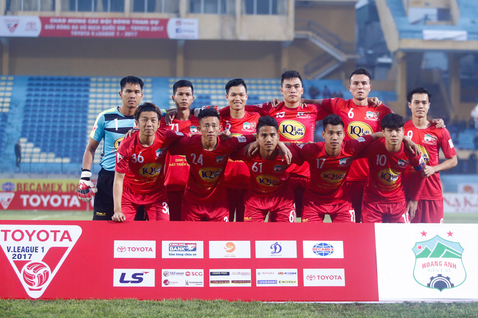 Hoàng Anh Gia Lai bước vào trận gặp Hà Nội FC với đội hình rất lạ mắt. Công Phượng lần đầu được bố trí đá tiền vệ trong khi Văn Thanh bất ngờ chơi ở cao nhất trên hàng công. (Ảnh: Minh Chiến/Vietnam+)