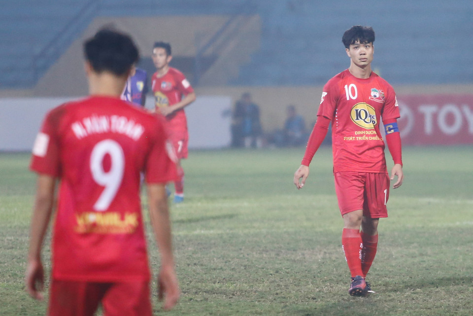 Công Phượng (số 10) và Văn Toàn tiếp tục gây thất vọng. Suốt 90 phút, họ gần như không tạo được cơ hội nào trước khung thành Hà Nội FC. (Ảnh: Minh Chiến/Vietnam+) Công Phượng, Văn Toàn tiếp tục có một ngày thi đấu thất vọng, Hoàng Anh Gia Lai thua 0-3 trước đương kim vô địch Hà Nội FC tại Hàng Đẫy. Sau ba vòng V-League, đội bóng phố núi mới ghi được một bàn, chưa có nổi 1 điểm./.