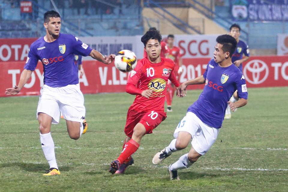 Dù đá tiền vệ, Công Phượng vẫn không bỏ thói quen cầm bóng, rê dắt. (Ảnh: Minh Chiến/Vietnam+)