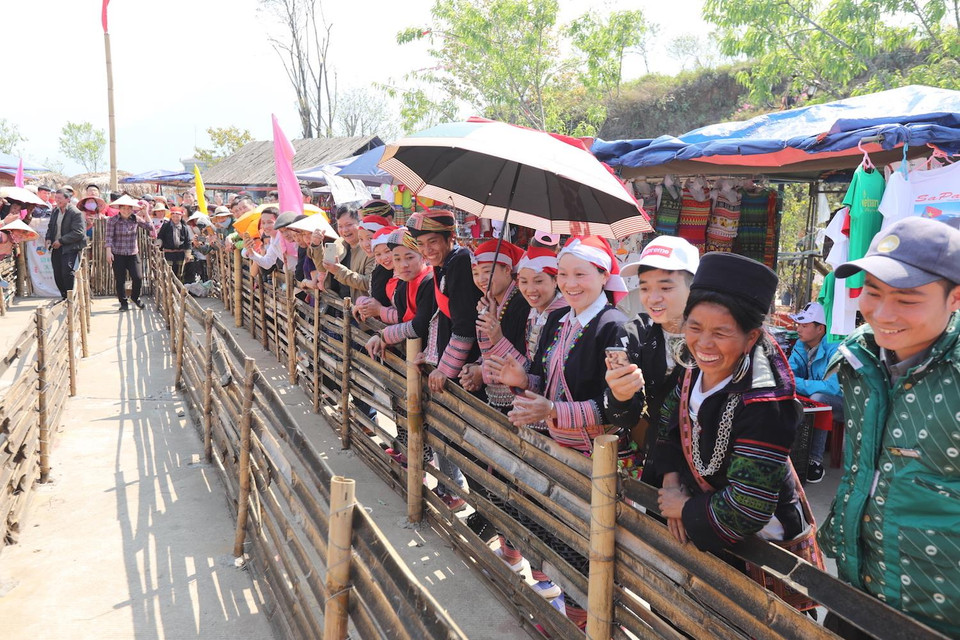 Tạm xa phố phường xô bồ về Fansipan trẩy hội, hòa mình vào núi, vào mây, phiêu diêu giữa thế giới hoa ngợp ngời như ở trời Âu, say mê cuộc sống tưng bừng của người Tây Bắc,… Bấy nhiêu đó, chẳng phải quá trọn vẹn cho một kỳ nghỉ sao! (Ảnh: PV)