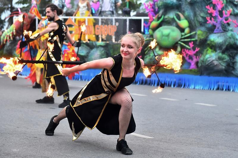 Không chỉ buổi sáng, Carnival diễn ra vào khung giờ chiều còn thu hút đông đảo du khách và người dân hơn. Âm nhạc, các vũ điệu và các tiết mục múa lửa đặc sắc đã khiến người dân và du khách phấn khích, hòa vào không khí tưng bừng, rộn rã chưa từng có mà Carnival Đường phố đem đến thành phố biển Sầm Sơn. (Ảnh: PV)