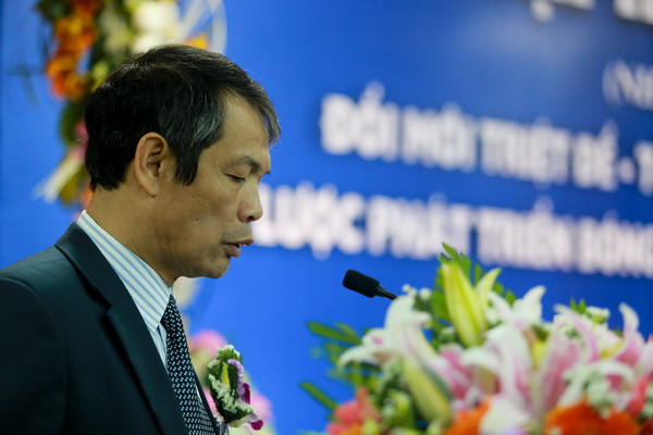 Ông Ngô Lê Bằng chuẩn bị một số thủ tục cho khai mạc Đại hội. (Ảnh: Minh Chiến/Vietnam+)