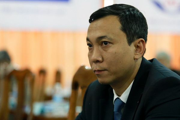 Ông Trần Anh Tuấn không thể hiện cảm xúc khi nhận chức phó chủ tịch phụ trách chuyên môn. (Ảnh: Minh Chiến/Vietnam+)