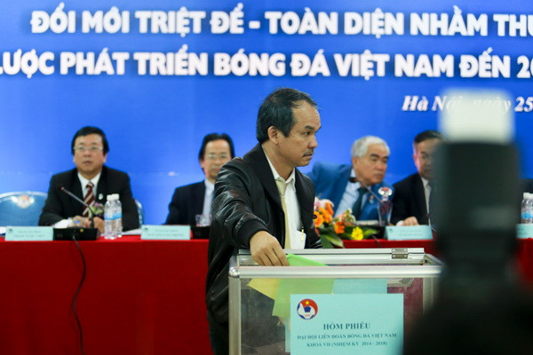 Chủ tịch Hoàng Anh Gia Lai Đoàn Nguyên Đức tham gia bỏ phiếu trước khi trở thành phó chủ tịch phụ trách tài chính. (Ảnh: Minh Chiến/Vietnam+)