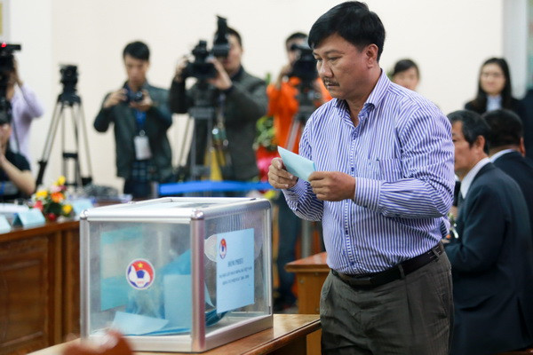 Các đại biểu bắt đầu bỏ phiếu cho chức chủ tịch. (Ảnh: Minh Chiến/Vietnam+)