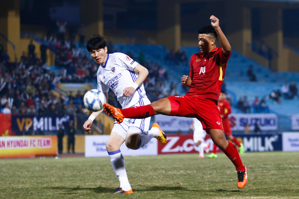 Đến phút 90, Hà Đức Chinh có pha băng xuống và đưa bóng qua đầu thủ môn Ulsan, quân bình tỷ số 2-2 cho đội nhà. (Ảnh: Minh Chiến/Vietnam+)