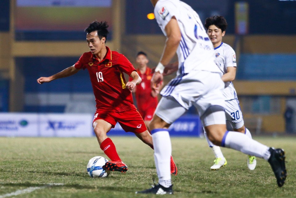 Nhưng đội tuyển chỉ tìm được bàn gỡ đầu tiên ở phút 50 khi Văn Toàn vào sân. (Ảnh: Minh Chiến/Vietnam+)