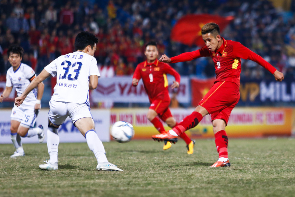 Nguyễn Phong Hồng Duy trong lần đầu đá chính ở đợt tập trung này đã tạo ấn tượng khá tốt. (Ảnh: Minh Chiến/Vietnam+)