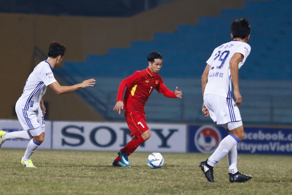 Phải sang hiệp hai, U23 Việt Nam mới dần lấy lại thế trận và bắt đầu có những tình huống phối hợp tốt. (Ảnh: Minh Chiến/Vietnam+)