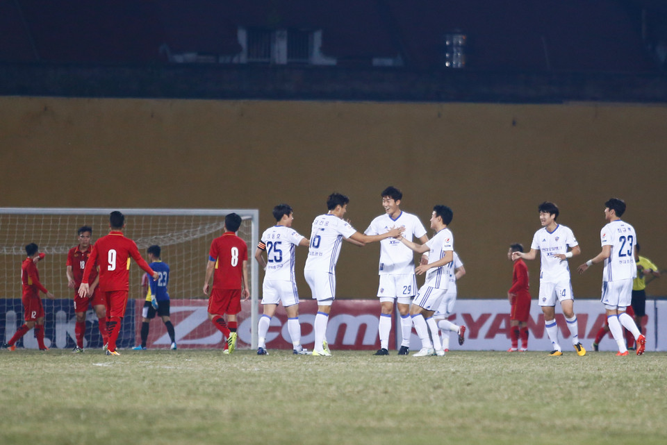 Cuộc đối đầu tại Hàng Đẫy khởi đầu không dễ dàng cho U23 Việt Nam khi đội khách tỏ ra quá mạnh và sớm ghi liền hai bàn trong chưa đầy 20 phút. (Ảnh: Minh Chiến/Vietnam+)