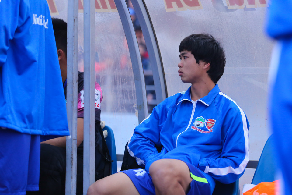 Hoàng Anh Gia Lai bắt đầu trận đấu mà không có ngôi sao lớn nhất Công Phượng trên sân. Ông Graechen giải thích: “Trận trước, cậu ta đã chơi không tốt.” (Ảnh: Minh Chiến/Vietnam+)