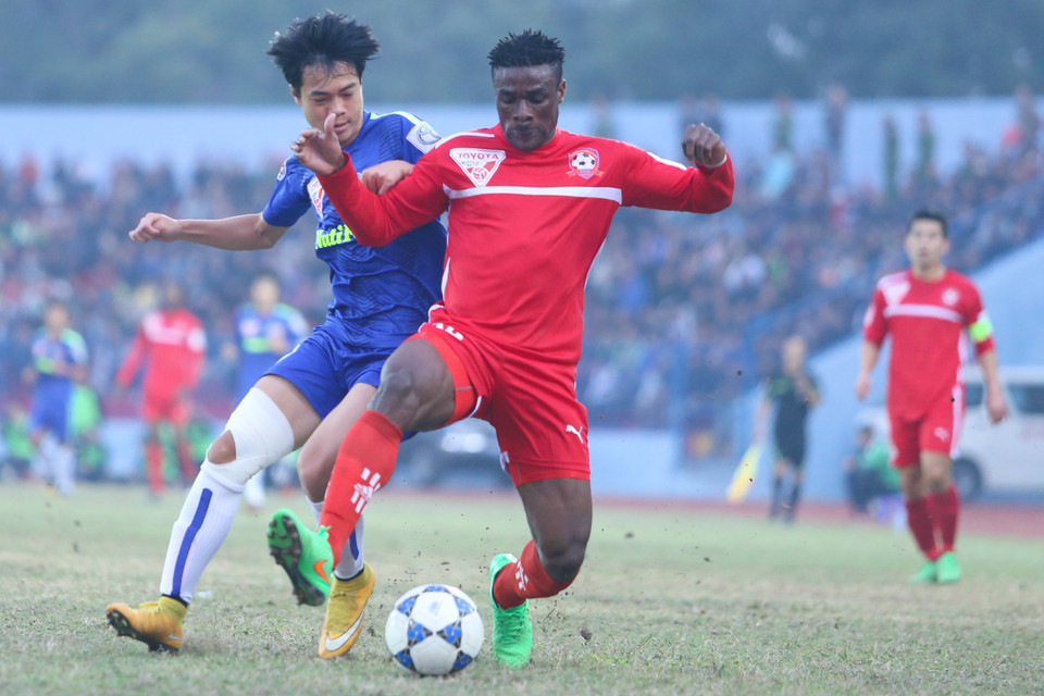 Chênh lệch thể hình giữa những cầu thủ nhỏ con của Gia Lai với cầu thủ Hải Phòng là rất rõ ràng. (Ảnh: Minh Chiến/Vietnam+)