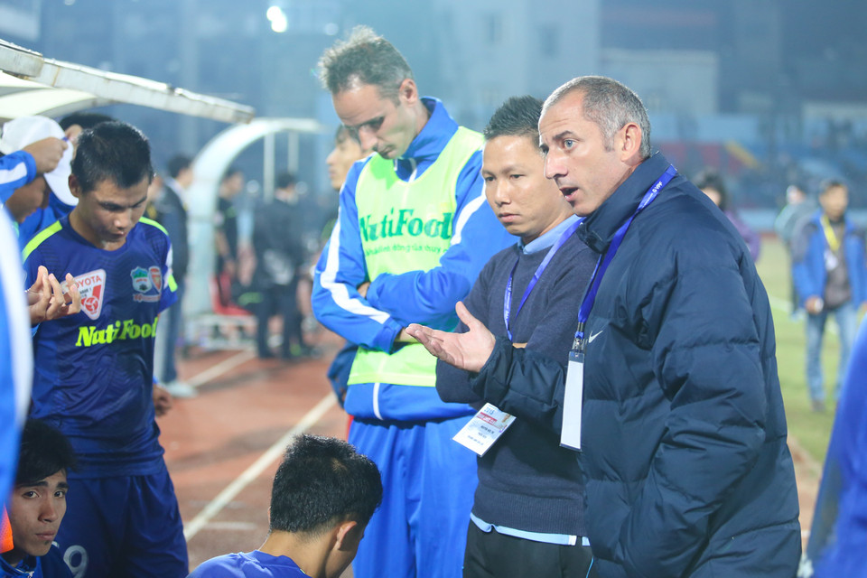 Thầy "Giôm" an ủi các học trò sau trận đấu. Ông thầy người Pháp khẳng định "chúng ta có thể thắng trận tiếp theo".(Ảnh: Minh Chiến/Vietnam+)