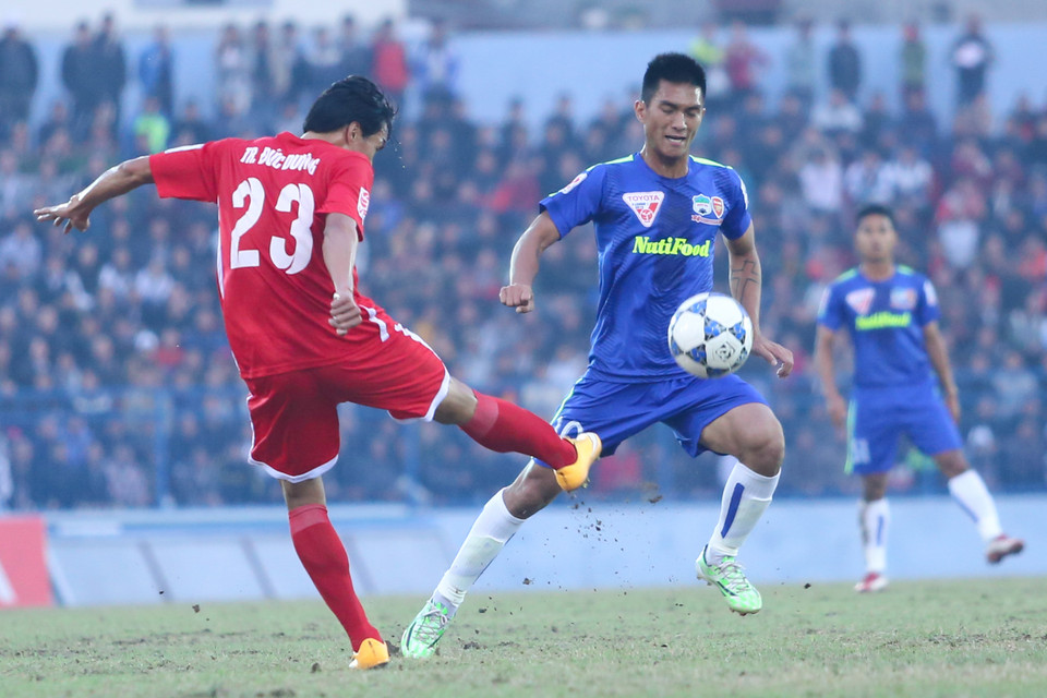 Ngay cả một cầu thủ kinh nghiệm như Hoàng Thiên (số 10) cũng gặp khó khăn trước lối đá rắn ấy. (Ảnh: Minh Chiến/Vietnam+)