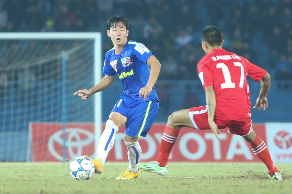 Minh Vương - người thay thế Công Phượng ở trận đấu này, gần như 'mất tích' suốt hiệp một. (Ảnh: Minh Chiến/Vietnam+)