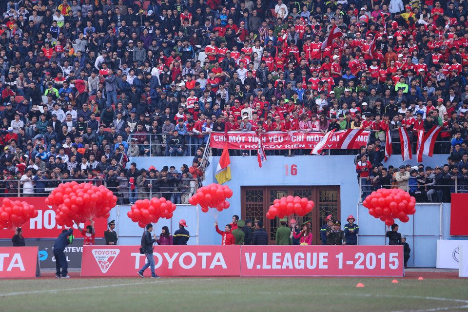 Sân Lạch Tray có một ngày chật kín khán giả. Cổ động viên Hải Phòng đã thể hiện tình yêu đội bóng quê hương một cách tuyệt vời. (Ảnh: Minh Chiến/Vietnam+)