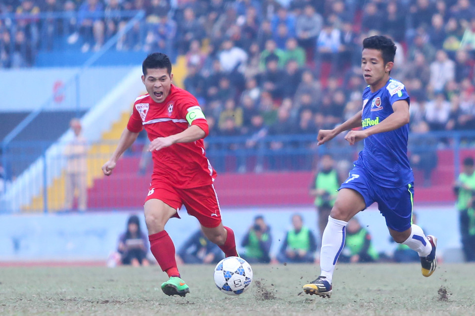 Đội khách vẫn gặp nhiều khó khăn trước lối đá quyết liệt của Hải Phòng. (Ảnh: Minh Chiến/Vietnam+)