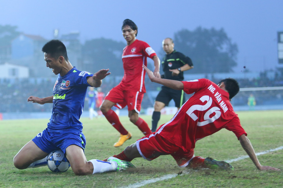 Số 10 của Hoàng Anh Gia Lai nhiều lần bị ngăn cản rất quyết liệt. (Ảnh: Minh Chiến/Vietnam+)