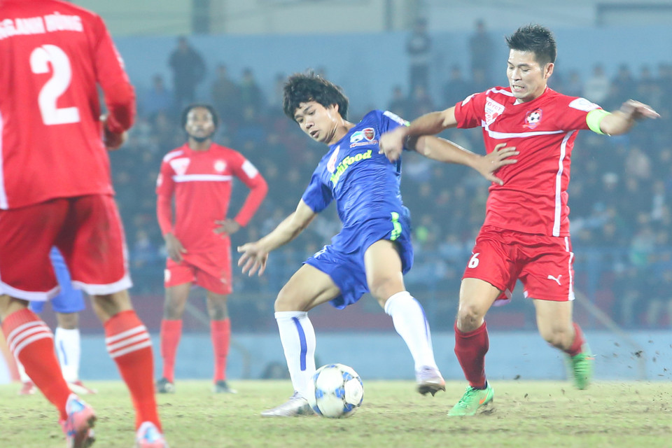 Công Phượng vào sân và được đích thân tiền vệ đội trưởng của Hải Phòng, tuyển thủ quốc gia Minh Châu 'chăm sóc.' (Ảnh: Minh Chiến/Vietnam+)