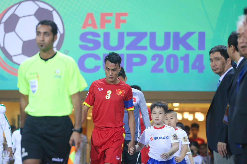 Phước Tứ dẫn đầu đội hình tuyển Việt Nam với băng đội trưởng do Tấn Tài và Công Vinh đang ngồi dự bị. (Ảnh: Minh Chiến/Vietnam+)