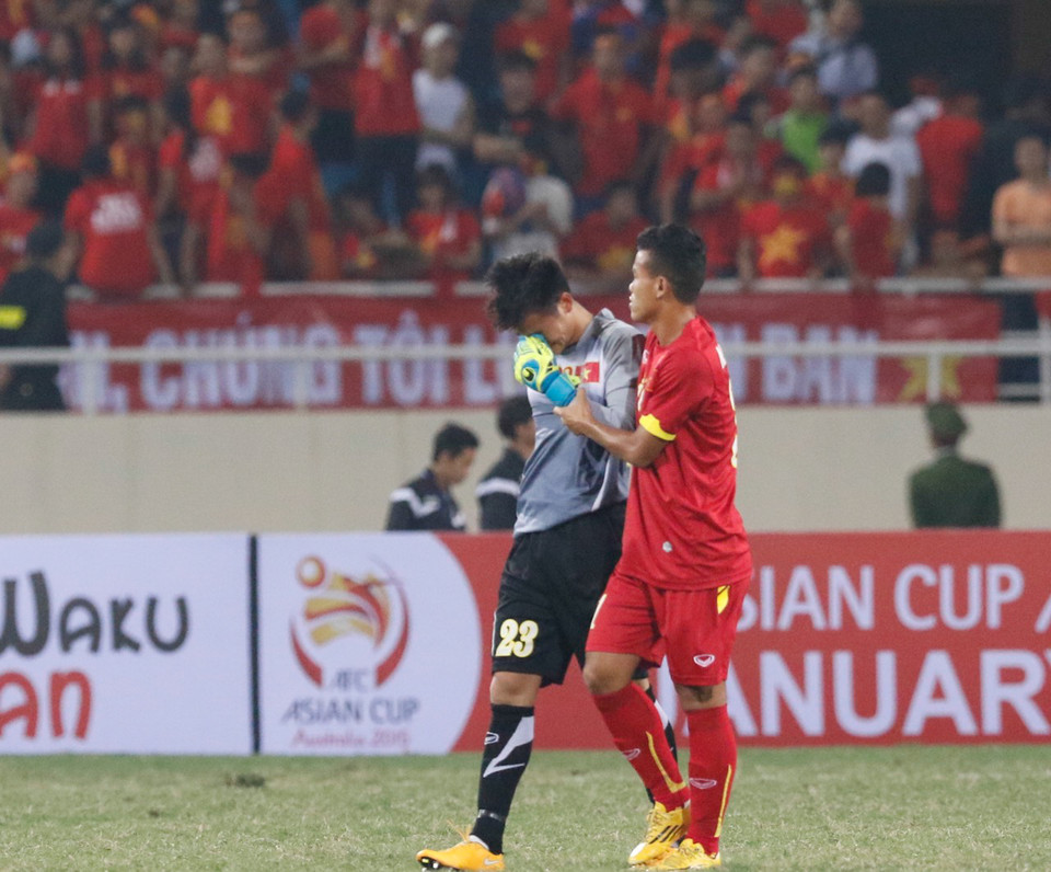 Nhưng nỗ lực của Công Vinh vẫn không thể mang tới thắng lợi cho tuyển Việt Nam khi Nguyên Mạnh mắc sai lầm không thể tha thứ sau một cú dứt điểm không khó của tiền đạo Indonesia. (Ảnh: Minh Chiến/Vietnam+)