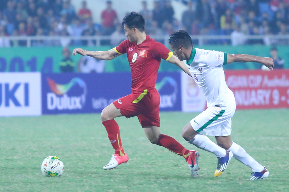 Thế trận chỉ thay đổi khi ông Toshiya Miura quyết định tung vào sân người hùng AFF Cup 2008 Lê Công Vinh ở phút 55. (Ảnh: Minh Chiến/Vietnam+)