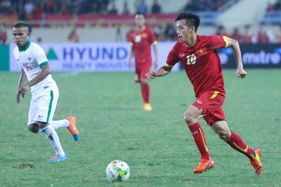 Phút 67, Văn Quyết có pha đột phá quyết đoán trước khi bóng được đưa tới chân Công Vinh. (Ảnh: Minh Chiến/Vietnam+)