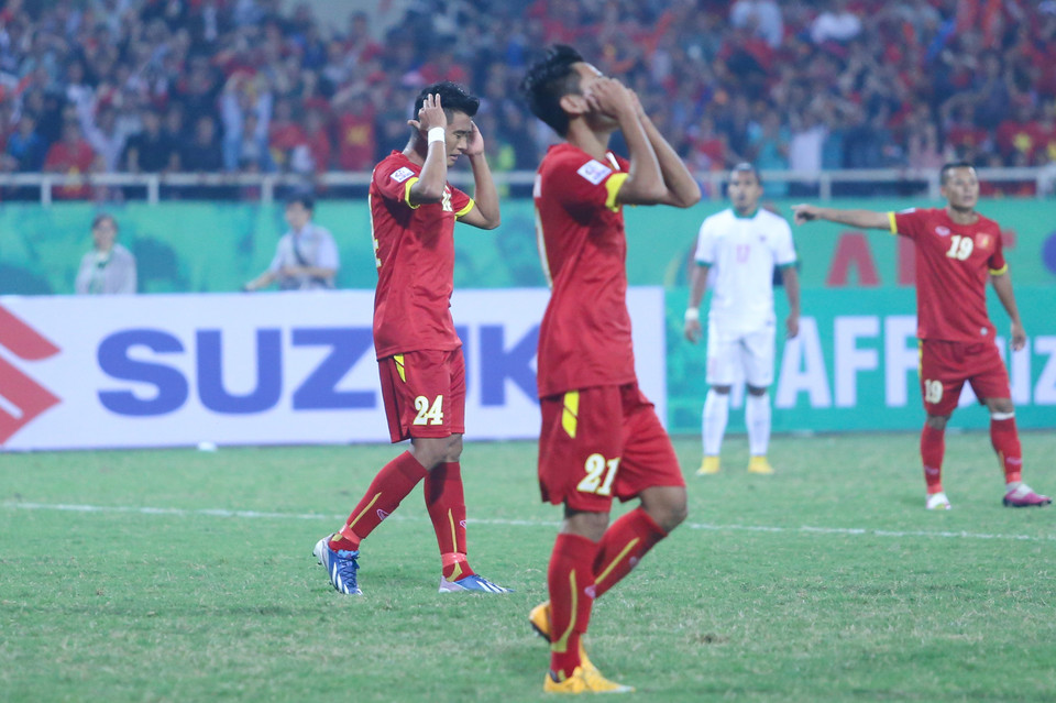 Tuy nhiên, các cơ hội đã liên tiếp trôi qua trước mũi giày của Hải Anh và Văn Quyết. (Ảnh: Minh Chiến/Vietnam+)