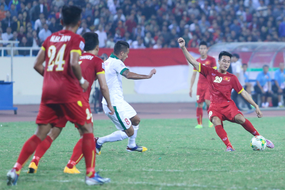 Cầu thủ đang chơi ở giải hạng Nhất Huy Hùng (29) giúp đội chủ nhà hoàn toàn làm chủ tuyến giữa. (Ảnh: Minh Chiến/Vietnam+)