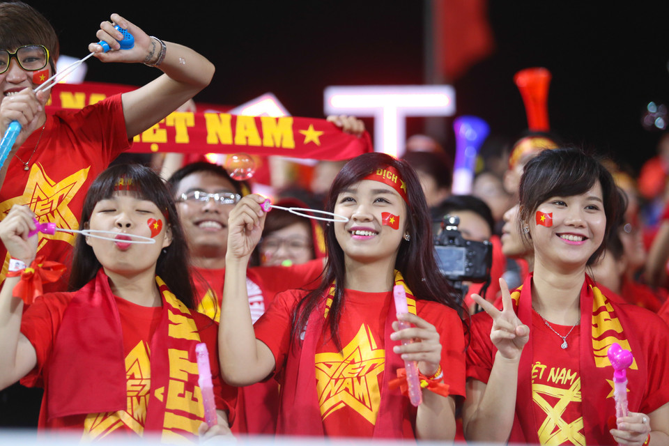 Hội cổ động viên Việt Nam mang tới một hình thức cổ động mới rất thú vị: thổi bóng nước. (Ảnh: Minh Chiến/Vietnam+)